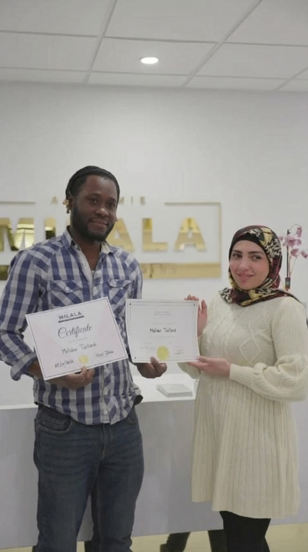 Étudiant avec son certificat