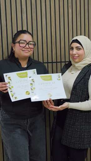 Étudiantes avec leurs certificats