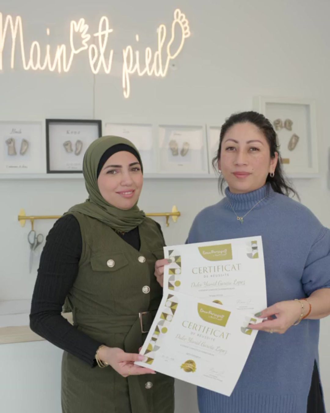 Étudiante avec son certificat